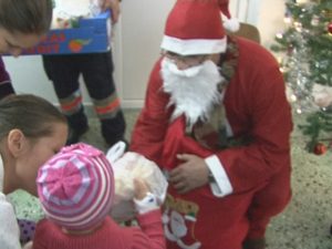 COPIII INTERNAŢI LA „PEDIATRIE”, VIZITAŢI DE MOŞ CRĂCIUN. MOŞUL A FOST CHEMAT DE ANGAJAŢII DE LA AMBULANŢĂ