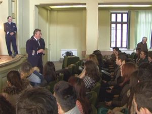 SFATURI PENTRU LICEENI. VIZITĂ A POLIŢIŞTILOR ŞI MAGISTRAŢILOR ÎN TREI LICEE