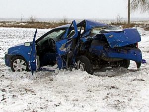 ACCIDENT MORTAL PE DN2 E85. UN LOGAN OPRIT PE CAROSABIL A FOST IZBIT DE UN CHRYSLER