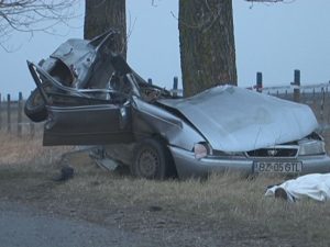 ŞOFER DE 23 DE ANI, DECEDAT DUPĂ CE A INTRAT ÎN POM. FRATELE, IUBITA ŞI UN PRIETEN AU AJUNS LA SPITAL