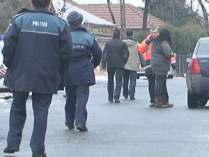 A SPERIAT TOT SATUL CU O BUTELIE. PĂRĂSIT DE NEVASTĂ, A AMENINŢAT CĂ SARE ÎN AER