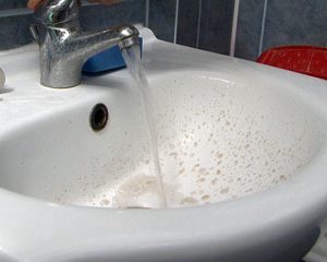 „DE PAŞTE NU VA MAI CURGE APĂ MURDARĂ LA BLOCURI”. CRISTEA PROMITE CĂ PÂNĂ DE REVELION SE VA REZOLVA ŞI LA CASE