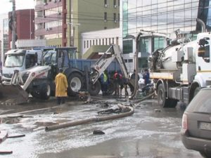 INTERSECŢIE INUNDATĂ DUPĂ CE S-A SPART O ŢEAVĂ. COMPANIA DE APĂ ASIGURĂ CĂ BUZOIENII NU VOR PLĂTI PIERDERILE