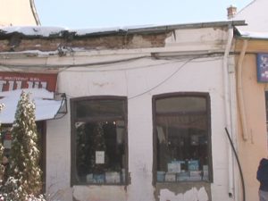 ATENŢIE LA SCĂFÂRLIE! SE POT DESPRINDE CĂRĂMIZI DIN CASELE ÎN RUINĂ DE PE CUZA VODĂ