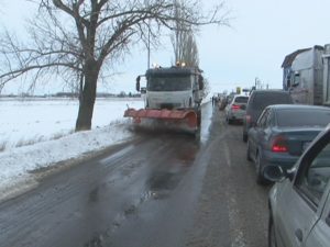 POLIŢIA A DAT AMENZI PENTRU DESZĂPEZIRE DEFECTUOASĂ. O AMENDĂ ŞI TREI AVERTISMENTE PENTRU DRUMARI