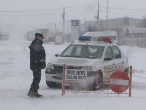 PREFECT: „O DECIZIE BUNĂ, ÎNCHIDEREA DRUMURILOR”. UNII ŞOFERI CONSIDERĂ MĂSURA EXAGERATĂ ŞI CĂ SE PUTEA CIRCULA