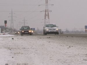 SE CIRCULĂ ÎN CONDIŢII DE IARNĂ. DRUMURILE DIN JUDEŢ SUNT DESZĂPEZITE CONTINUU