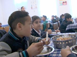 MÂNCARE, CA SĂ VINĂ LA ŞCOALĂ! 45 DE COPII DIN SIMILEASCA PRIMESC ZILNIC O MASĂ CALDĂ