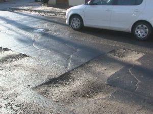 FIRMĂ AMENDATĂ DE PRIMĂRIE, PENTRU CĂ N-A ASFALTAT GROAPA DE PE STR. AL. MARGHILOMAN