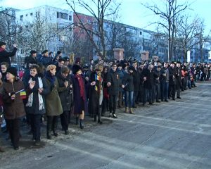 MICA UNIRE, MARCATĂ CU O HORĂ MARE. PESTE 600 DE BUZOIENI AU DANSAT ÎN JURUL MUZEULUI JUDEŢEAN