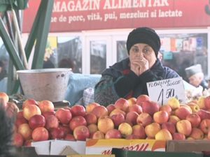 JALE PENTRU PIEŢARI ÎN ACESTE ZILE: „ÎNGHEŢĂM ŞI NOI, NE ÎNGHEAŢĂ ŞI MARFA”