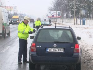 ATENŢIE ŞOFERI! POLIŢIŞTII VERIFICĂ ÎN TRAFIC DACĂ MAŞINILE SUNT ECHIPATE DE IARNĂ