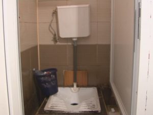 ARATĂ EXECRABIL, MIROASE LA FEL. WC-UL DIN PIAŢĂ, URÂT, INSALUBRU, DAR GRATUIT