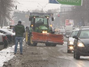 PRIMA ZĂPADĂ ÎN ORAŞ. UTILAJELE RER AU LUCRAT ÎN TIMPUL NOPŢII