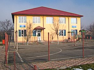 AU CONDIŢII LA MĂRĂCINENI, DAR VIN LA ŞCOALĂ LA BUZĂU. SUTE DE ELEVI ŞI PĂRINŢI SE ÎNGHESUIE ZILNIC ÎN AUTOBUZE