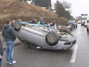 ACCIDENT SPECTACULOS LA MĂRĂCINENI. UN JANDARM SI SOTIA SA AU SCAPAT MIRACULOS