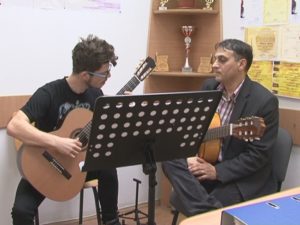 FESTIVAL NAŢIONAL DE CHITARĂ LA BUZĂU. CONCURSUL PE 4 CATEGORII DE VÂRSTĂ, ÎNTRE 7 ŞI 24 DE ANI