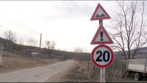 S-A STRICAT ŞI DRUMUL SPRE VULCANII NOROIOŞI. ASFALTUL FIE A DISPĂRUT, FIE S-A VĂLURIT PE UNELE SECTOARE