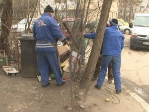 CURĂŢENIE ÎN MICRO 14. SE TAIE GARDURI ŞI SE CURĂŢĂ SPAŢIILE VERZI