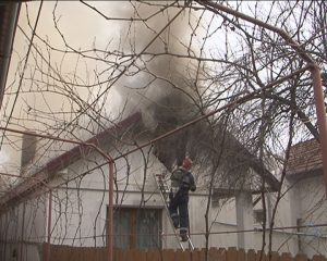 CASĂ ÎNVĂLUITĂ ÎN FOC ŞI FUM PE STRADA PATRIEI. PROPRIETARII, O FAMILIE DE ROMI, AVEAU CASA ASIGURATĂ