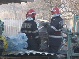 MAMĂ MOARTĂ, FIU ÎN STARE FOARTE GRAVĂ, URMARE A UNUI INCENDIU LA O CASĂ DIN GURA CÂLNĂULUI