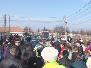 RĂZMERIŢĂ LA MĂRĂCINENI. LOCALNICII AU BLOCAT DRUMUL TREI ORE