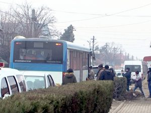 NU EXISTĂ SOLUŢII MINUNE. PREFECTUL SOLICITĂ AJUTORUL TRANSPORTATORILOR JUDEŢENI