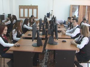 CALCULATOARE NOI LA MESERII ŞI SERVICII . S-A ÎNFIINŢAT UN AL DOILEA CABINET DE INFORMATICĂ