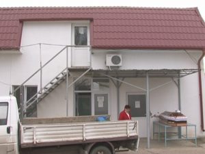 NU-ŞI POATE LUA BĂRBATUL DE LA MORGĂ. FEMEIA VREA SĂ-ŞI ÎNGROAPE CREŞTINEŞTE FOSTUL CONCUBIN