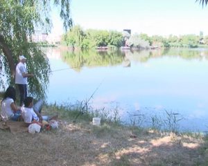 TAXA DE PESCUIT SE ÎNJUMĂTĂŢEŞTE. SOLICITARE A PENSIONARILOR DIN PARCUL TINERETULUI