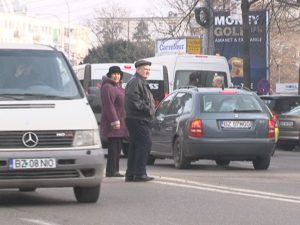 TRAVERSĂRI ILEGALE. PENSIONARI CURAJOŞI PE BD. UNIRII
