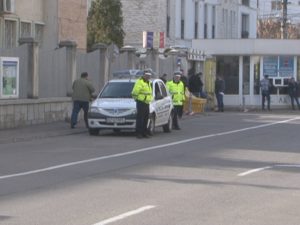 SITUAŢIA CIUDATĂ ÎN FAŢA IPJ. PARCAREA E PROTEJATĂ DE POLIŢIŞTII LOCALI