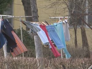 PRO ŞI CONTRA SÂRMELOR DE RUFE DINTRE BLOCURI. UNII CETĂŢENI SUNT DERANJAŢI ESTETIC, ALŢII LE GĂSESC UTILE