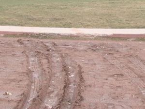 PISTA DE ATLETISM FĂCUTĂ PRAF. „BĂIEŢII” AU FĂCUT DRIFTURI PE STADION