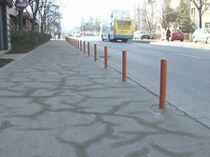 ORAŞUL STÂLPILOR PORTOCALII. SOLUŢIA PROTEJĂRII TROTUARULUI DE MAŞINI