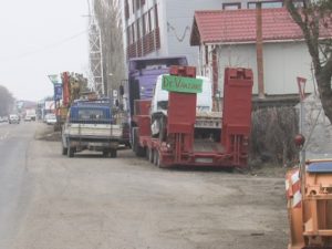 AUTOBUZE, PLATFORME ŞI UTILAJE, PARCATE PE DOMENIUL PUBLIC. CÂND VA ÎNCEPE SĂ DEA AMENZI ŞI POLIŢIA LOCALĂ BUZĂU?