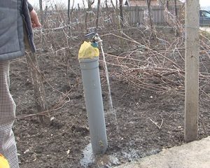 ACUM APA CURGE ŞI LA EI ACASĂ. SĂTENII DE CÂRLOMĂNEŞTI NU MAI TREBUIE SĂ CARE APA ÎN BUTOAIE