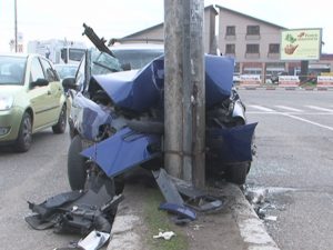 A INTRAT CU MAŞINA ÎN STÂLPUL DIN INTERSECŢIE. ÎNAINTE, ŞOFERUL ŞI PRIETENUL SĂU AU BĂUT ÎN ZONA GĂRII