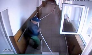 I-A FOST FRICĂ SĂ INTERVINĂ. POLIŢISTUL LOCAL VA FI SANCŢIONAT