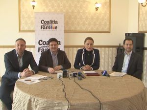 SEMNĂTURI PENTRU SCHIMBAREA CONSTITUŢIEI. TERMENUL „SOŢI” AR URMA SĂ FIE ÎNLOCUIT CU „BĂRBAT ŞI FEMEIE”