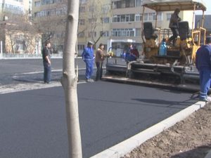 SE ASFALTEAZĂ TROTUARELE DE PE BD. AVERESCU. APOI, SE VOR DA AMENZI SAMSARILOR DE MAŞINI