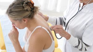 VAL DE INFECŢII RESPIRATORII LA BUZĂU. PESTE 3200 DE VIROZE ŞI PNEUMONII CONTABILIZATE ÎNTR-O SĂPTĂMÂNĂ