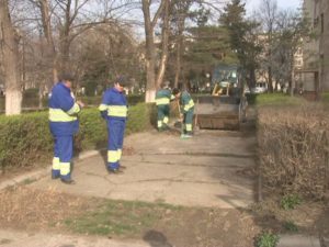A ÎNCEPUT CURĂŢENIA DE PRIMĂVARĂ. FURNICARE DE MUNCITORI PE STRĂZI