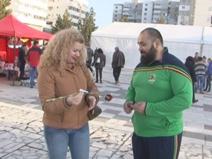 PUTERNICI ŞI DELICAŢI. RUGBIŞTII AU OFERIT FLORI DE 1 MARTIE