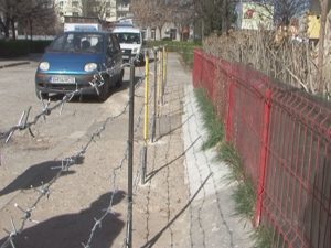 SPAŢIU VERDE CU SÂRMĂ GHIMPATĂ. PROTECŢIE ÎMPOTRIVA GUNOAIELOR ŞI MIROSULUI URÂT