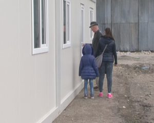 PRIMII LOCATARI ÎN CASELE-MODUL. AU FOST INMANATE CHEILE PENTRU CELE PATRU LOCUINŢE