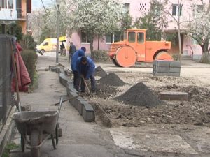 SE ASFALTEAZĂ PARCĂRILE. CÂND VREMEA VA PERMITE, ASFALTATORII SE VOR MUTA PE STRĂZI