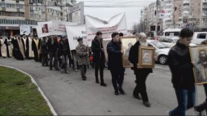 MARŞUL TĂCERII, ÎMPOTRIVA AVORTURILOR. PESTE 500 DE BUZOIENI AU PROTESTAT TĂCUT