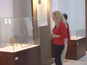 REPREZENTĂRI FEMININE LA MUZEU. EXPOZIŢIE DE STATUETE, FIGURINE ŞI PANDANTIVE