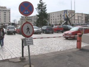 PARCARE PENTRU PRIVILEGIAŢI. NU TOŢI SALARIAŢII AU ACCES ÎN PARCAREA PRIMĂRIEI